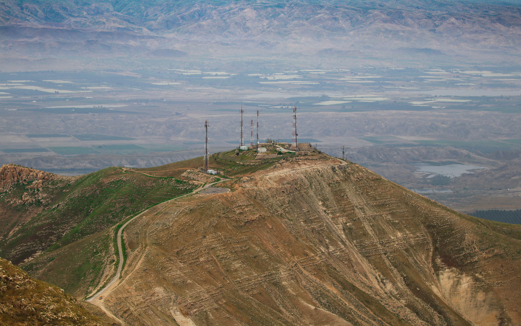 Cell tower antennas used by AI to predict network outages