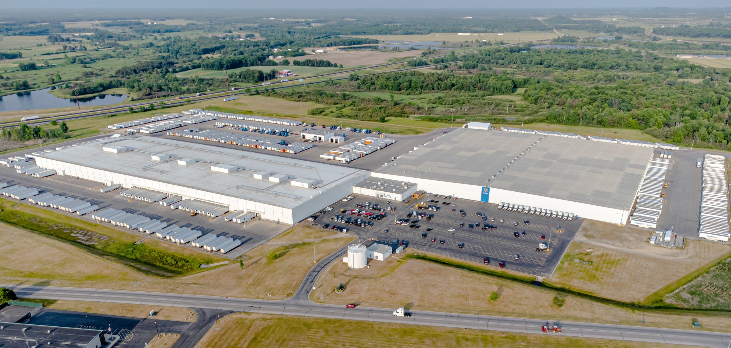 AI warehouse robots picking and packing orders inside a large distribution center