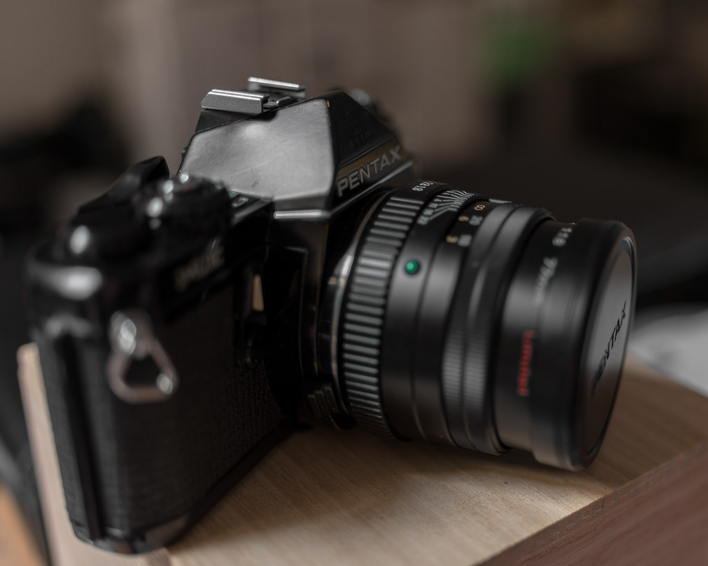 Camera lens close-up representing AI video generation tools like Veo and Gemini Omni