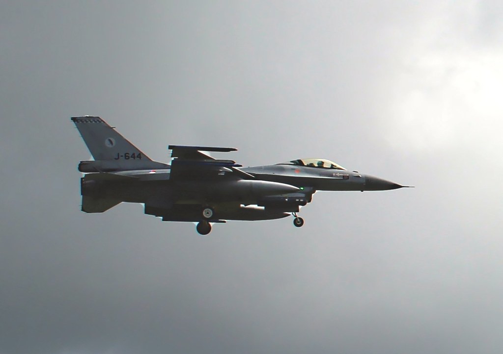 An F-16 fighter jet in flight, the aircraft type used in the AI-controlled F-16 VENOM test flights